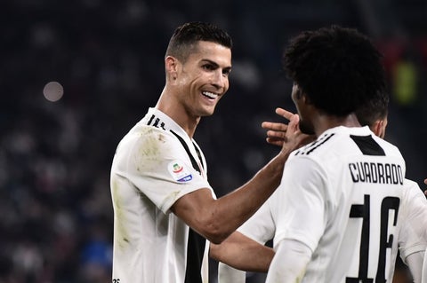 Cristiano Ronaldo celebra un gol con Juan Guillermo Cuadrado en la Juventus
