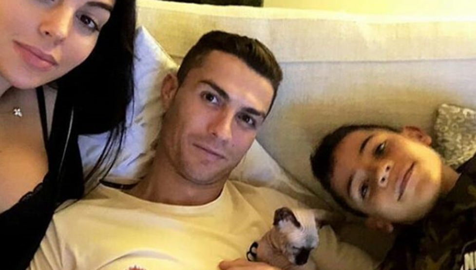 Cristiano Ronaldo departe con su familia y su nueva mascota