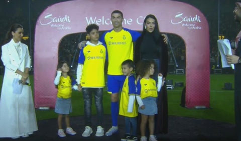 Cristiano Ronaldo y su familia en su llegada a Arabia Saudita