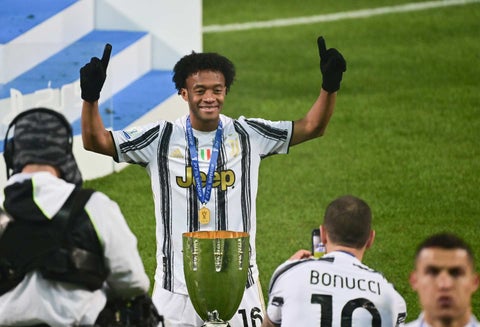 Juan Guillermo Cuadrado seguirá una temporada más en la Juventus.