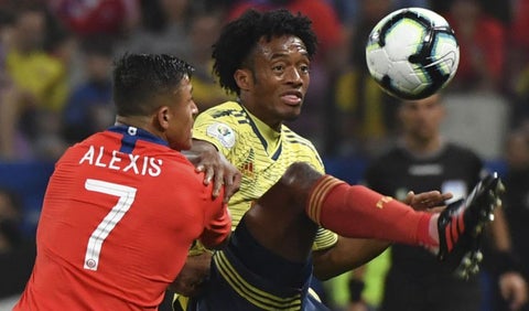 Juan Guillermo Cuadrado disputando un balón con Alexis Sánchez