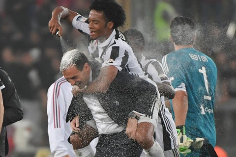 Juan Cuadrado celebrando con su técnico, Massimiliano Allegri / AFP.