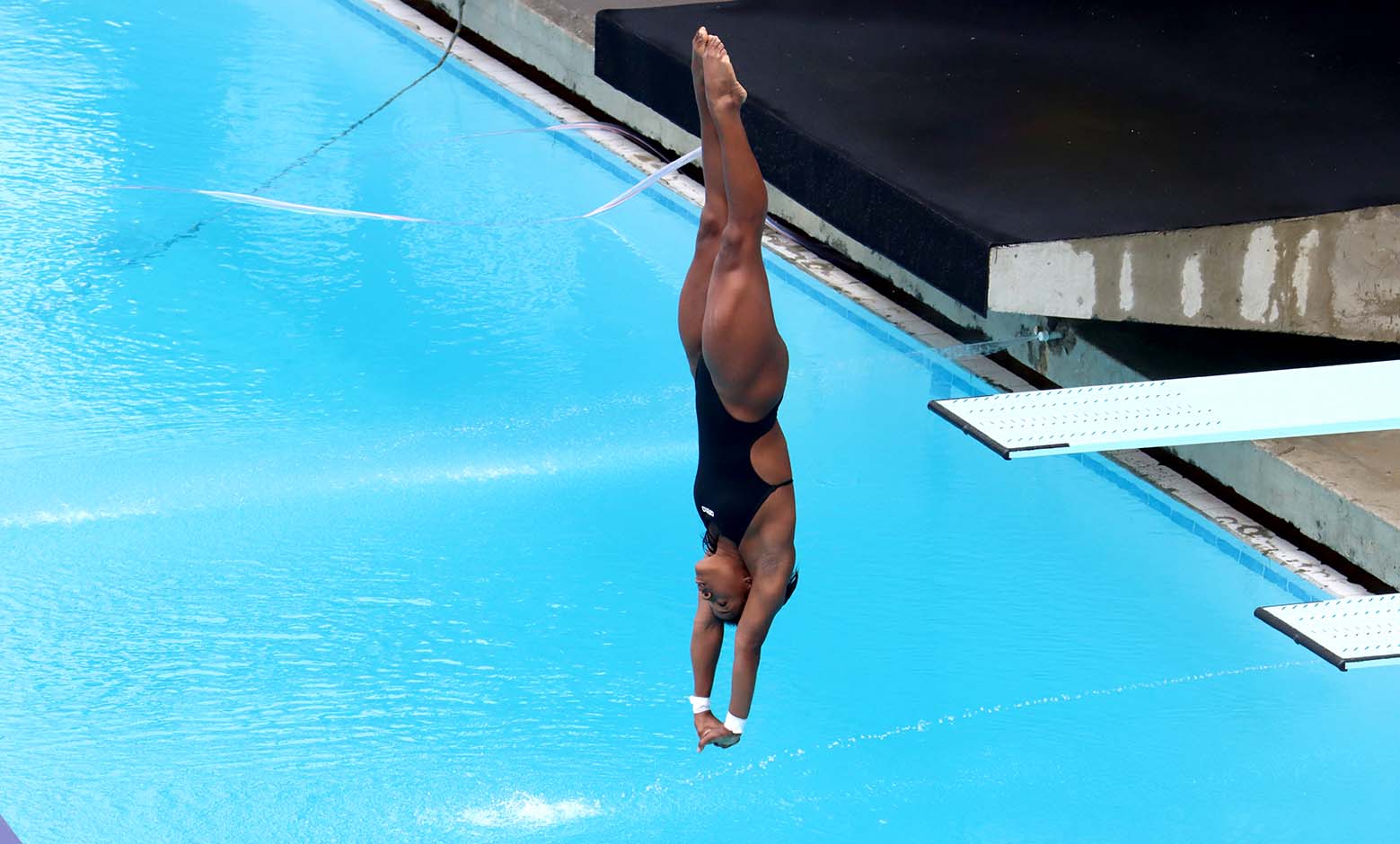 Deportistas de Cuba izando bandera