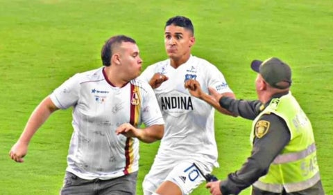 Daniel Cataño agrede hincha del Tolima