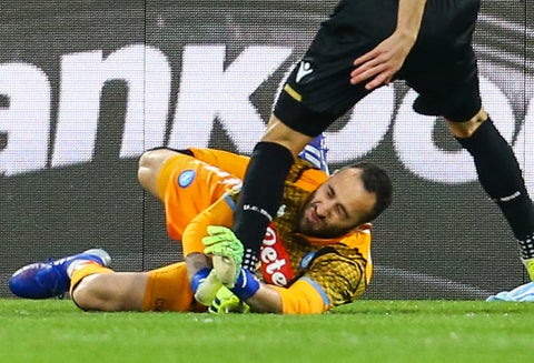 Momento en que David Ospina choca con Ignacio Pussetto, en el Nápoli vs Udinese, en la ciudad de Nápoles, en Italia
