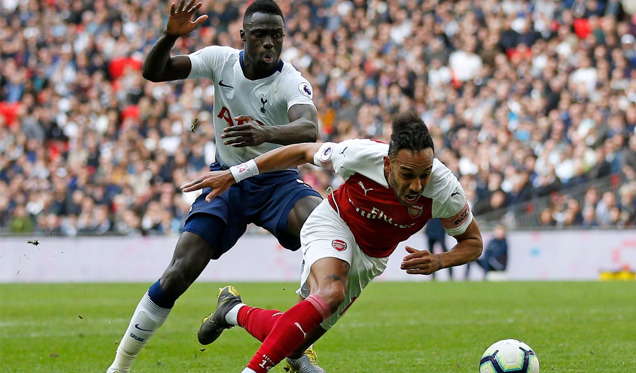Dávinson Sánchez presiona a Pierre Emerick Aubameyang en el partido Totenham Vs. Arsenal en la Premier League