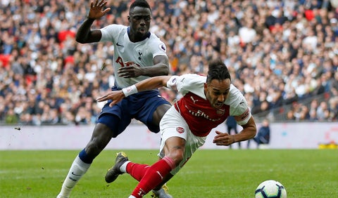 Dávinson Sánchez presiona a Pierre Emerick Aubameyang en el partido Totenham Vs. Arsenal en la Premier League