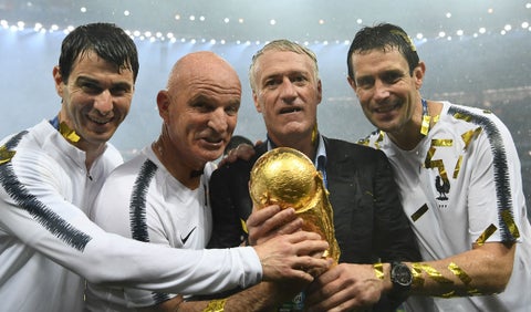 Didier Deschamps, técnico de Francia, con la Copa del Mundo en Rusia 2018