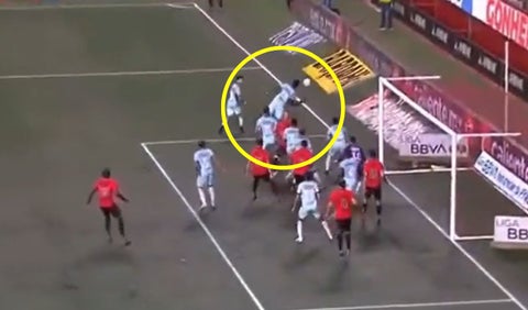 Autogol de Diber Cambindo en Cruz Azul