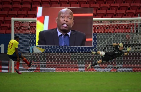 Dibu Martínez atajando penal a Yerry Mina; críticas de Faustino Asprilla