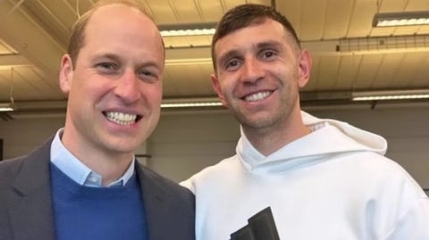 Dibu Martínez junto al prícipe William