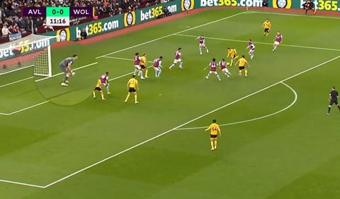 Dibu Martínez volvió a ser titular con el Aston Villa en la Premier League