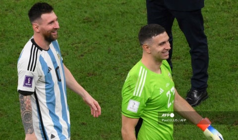 Dibu Martínez y Lionel Messi