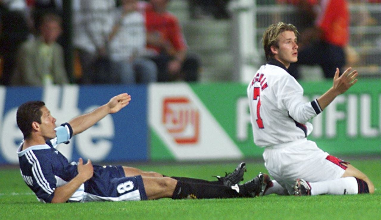 Diego Pablo Simeone y David Beckham en el Mundial de 1998. La famosa patada