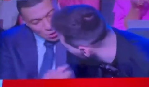 Messi y Mbappé casi se besan en los The Best