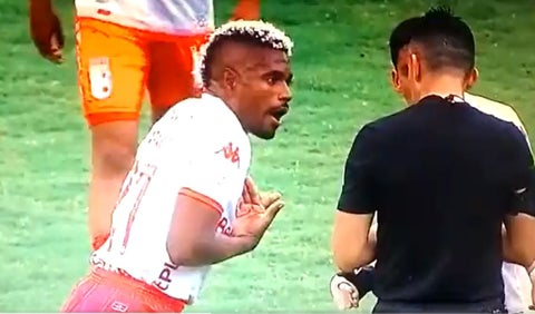 Jugador de Santa Fe fue amonestado por escuchar conversación