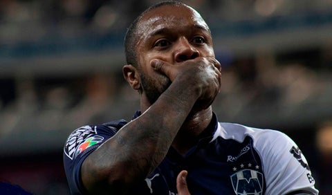 Dorlan Pabón celebra uno de los goles de Monterrey ante Chivas