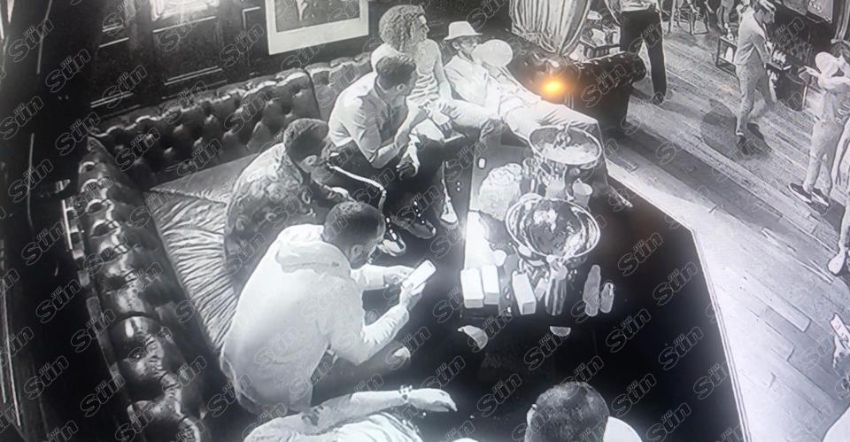 Jugadores del Arsenal y el gas de la risa - Imagen de The Sun