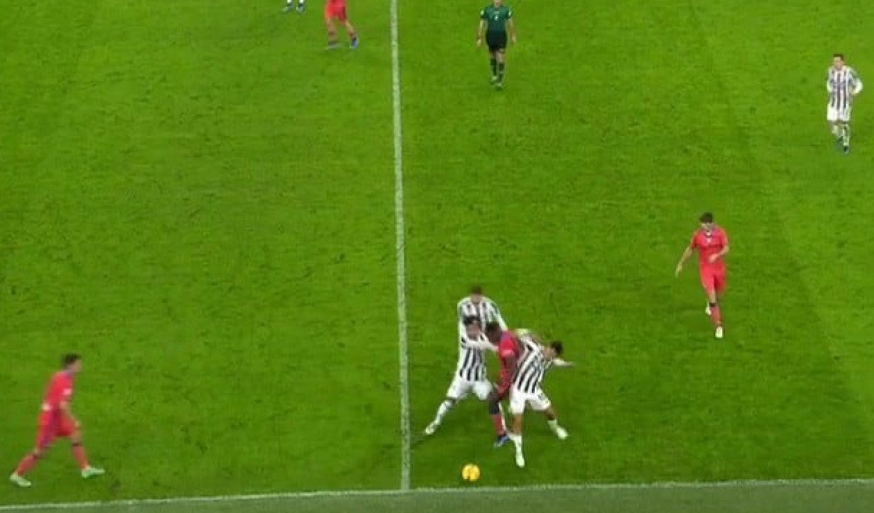 Duván Zapata y jugadores de Juvuentus