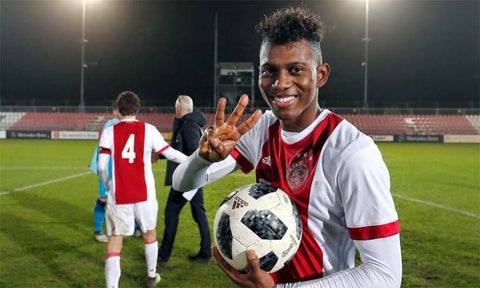 Mateo Casierra, jugador colombiano actuando con el Ajax de Holanda