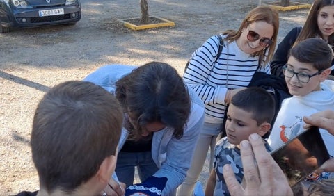 Edinson Cavani firmando autógrafos
