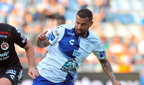 Edwin Cardona jugando un partido con el Pachuca de México.