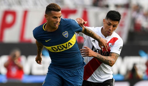 Edwin Cardona cuando era jugador de Boca en un partido ante River
