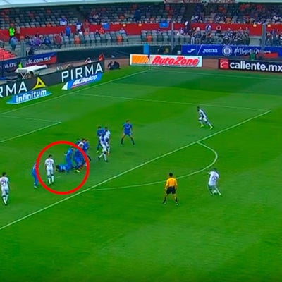 [Video] Edwin Cardona dejó en ridículo a rival en golazo de tiro libre