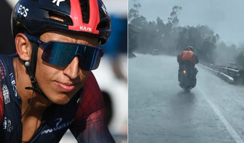 Egan Bernal afrontando una subida a pesar de la lluvia