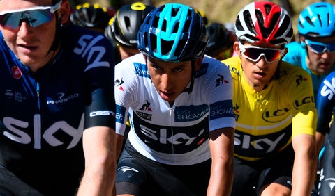 Egan Bernal en el podio como campeón de la París-Niza