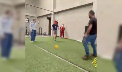 Egan Bernal pateando un balón tras el accidente