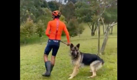 Egan Bernal y su perro