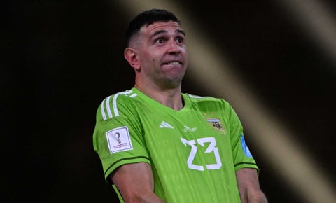 Emiliano Martínez luego de la recibir el premio Guante de Oro de la FIFA