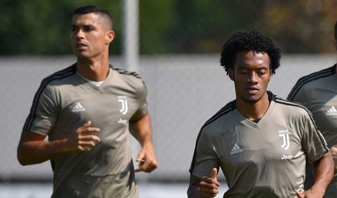 Juan Guillermo Cuadrado y Cristiano Ronaldo en un entrenamiento de la Juventus