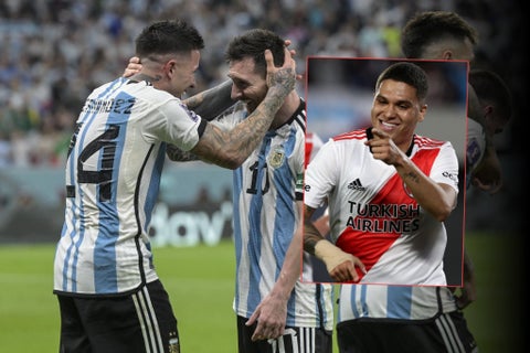 Enzo Fernández dándole las gracias a Juan Fernando Quintero