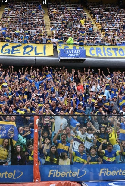 Cientos de aficionados se acercaron a ver a su equipo previo al partido contra River Plate.
