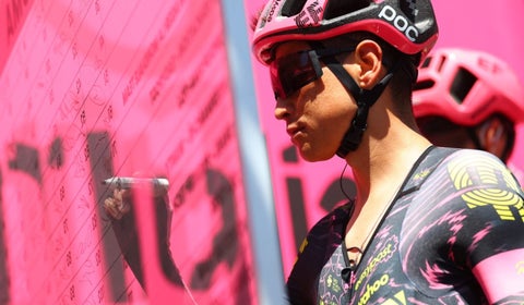 Esteban Chaves en una carrera con el EF Education