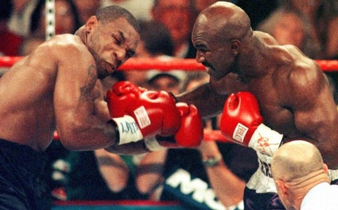 Evander Holyfield y Mike Tyson (AFP)