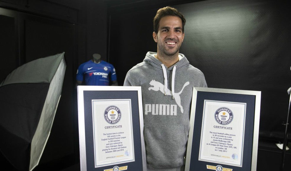 Cesc Fábregas posa con las placas de de su récord Guinness
