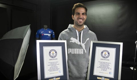Cesc Fábregas posa con las placas de de su récord Guinness