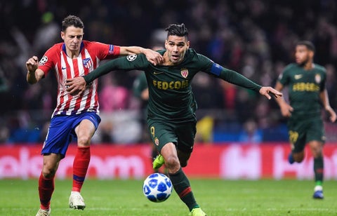 Falcao disputa un balón con Santiago Arias (Atlético Madrid vs Mónaco)