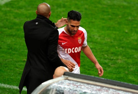 Falcao saliendo del campo en un partido de la Champions