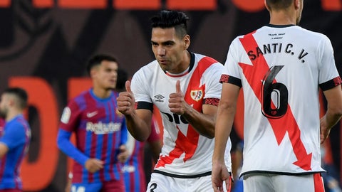 Falcao con el Rayo Vallecano en un partido ante Barcelona
