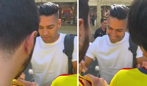 Falcao firmando la camiseta colombia