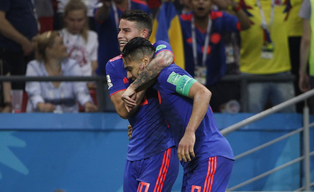 James abraza a su amigo Falcao tras su gol