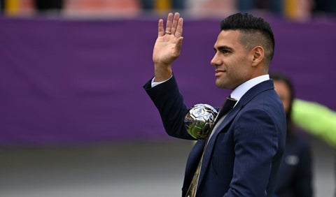 Falcao García presenta el trofeo de la Final del Mundial Femenino Sub-20