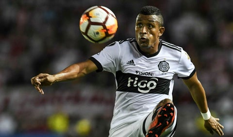 Farid Díaz jugando para el Olimpia de Paraguay