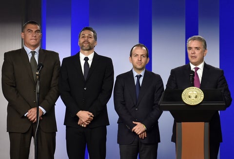 Faryd Mondragón (izq.), junto a Mario Yepes, Ernesto Lucena y el presidente Iván Duque.