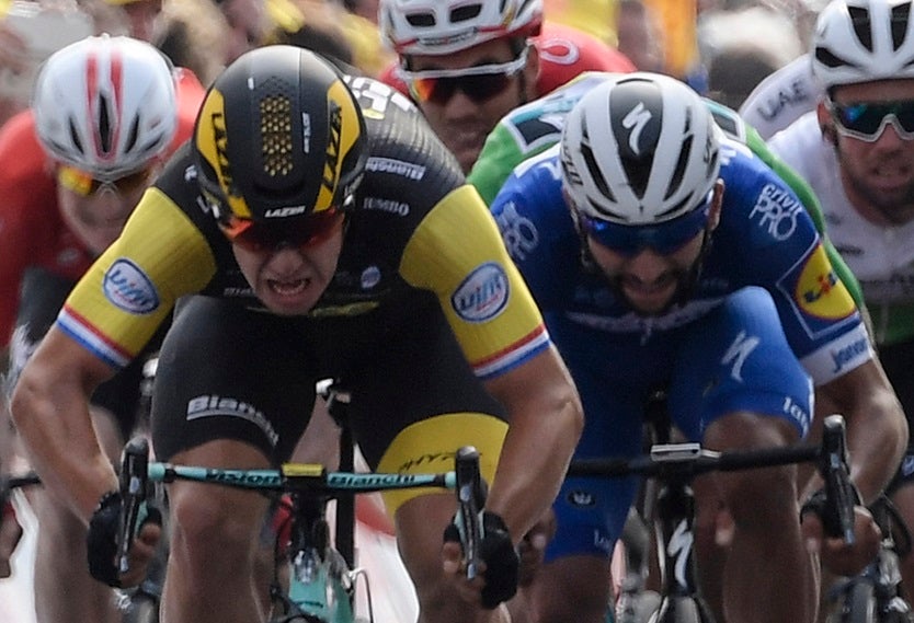 Fernando Gaviria aparece detrás de Dylan Groenewegen, ganador de la octava etapa del Tour 2018