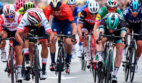 Fernando Gaviria y Sam Bennet en el último embalaje del Tour de los Emiratos
